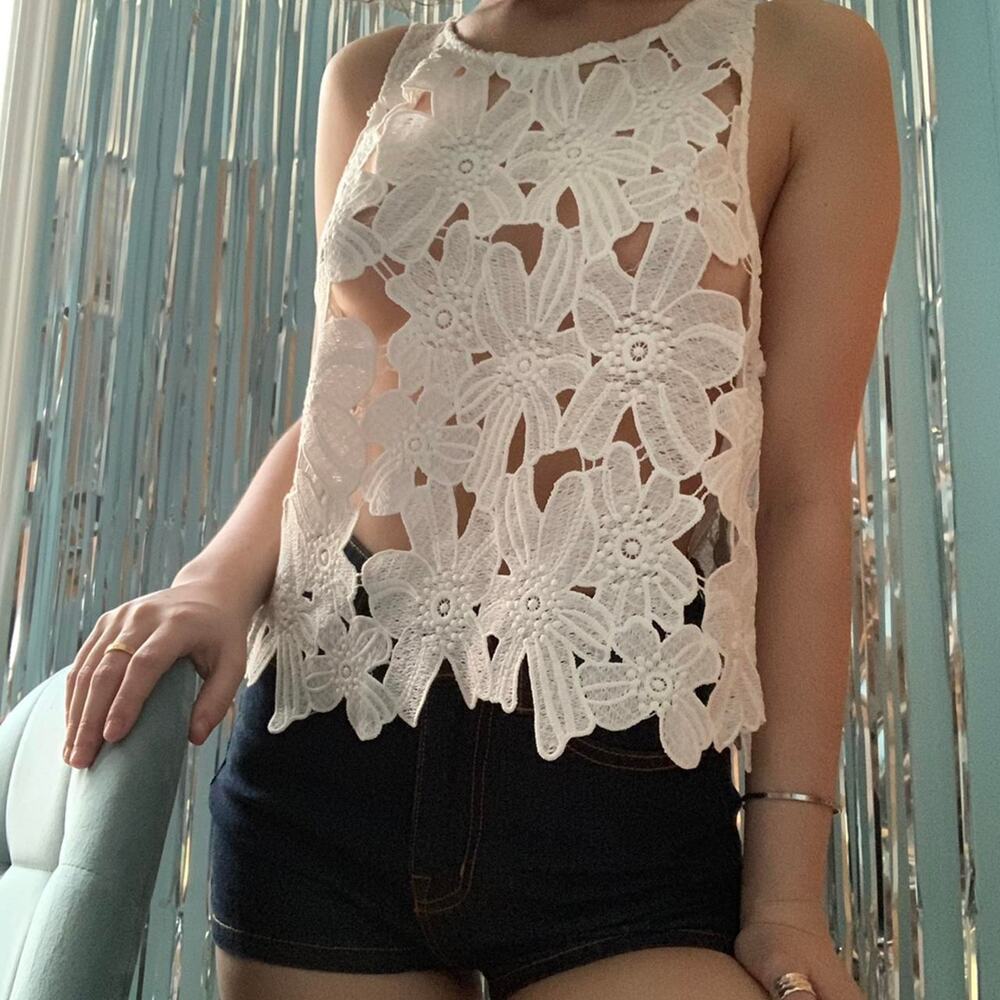 LF WHITE FLORAL LACEY TOP